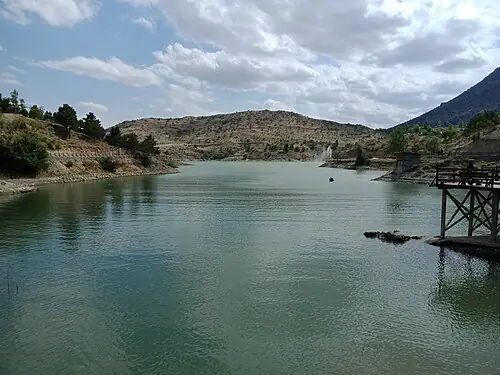 Baraj gölü ve çevresindeki kayalıklar