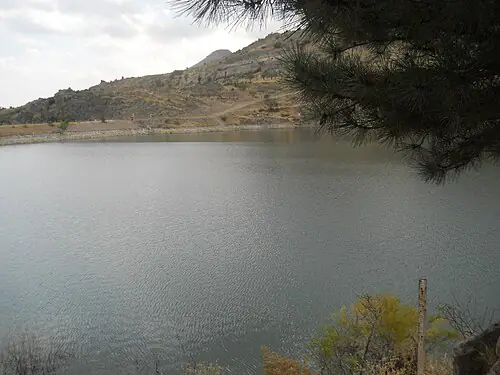 Sille Barajı gölü ve çevresindeki kayalık yamaçlar