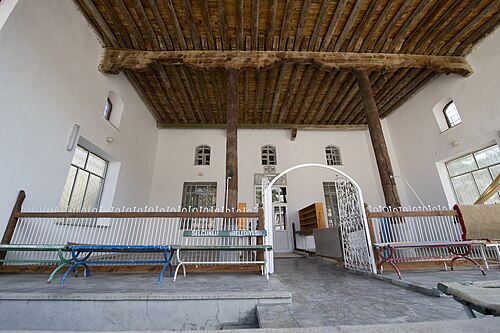 Çaybaşı Camii’nin dere kenarındaki cephesi