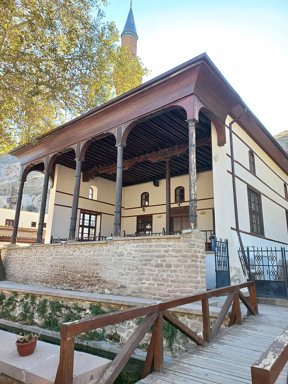 Sille'de bir caminin minaresi ve taş cephesi