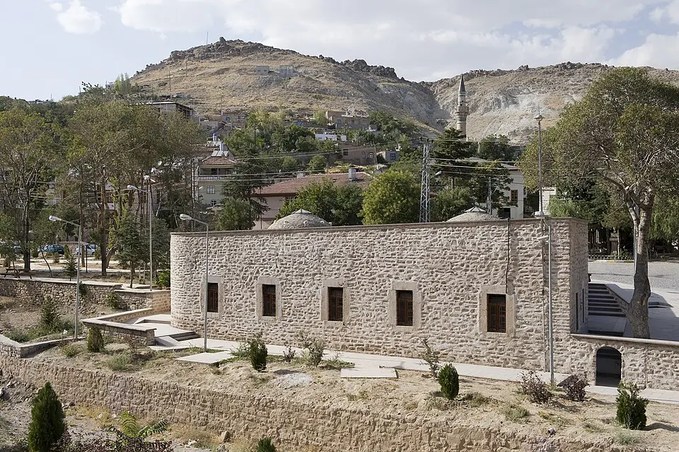 Tarihî hamamın taş duvarları ve kubbe detayı