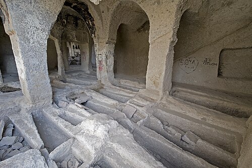 Yamaca oyulmuş kaya mekânları