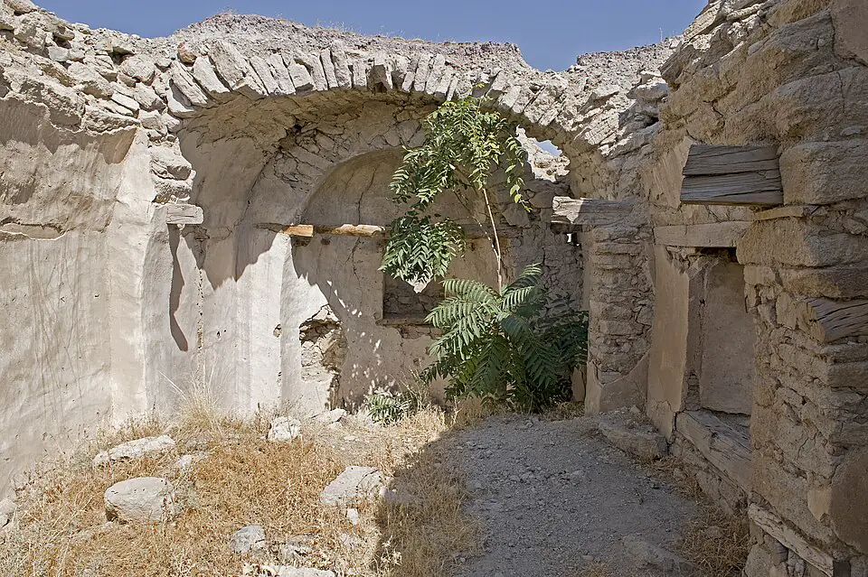 Yamaçtaki Küçük Kilise'nin taş duvarları