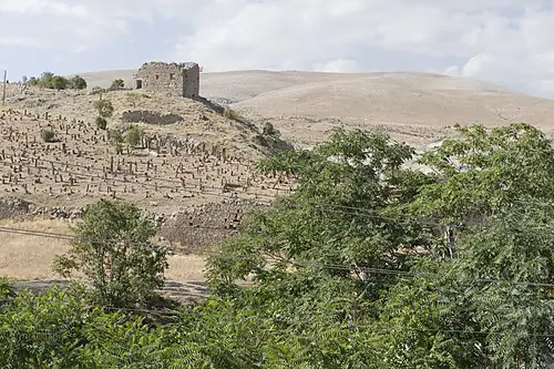 Küçük Kilise çevresindeki tarihî mezarlık