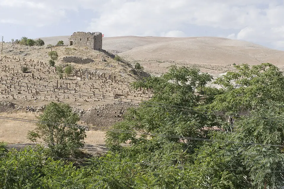 Küçük Kilise çevresindeki eski mezarlık ve taş mezar işaretleri