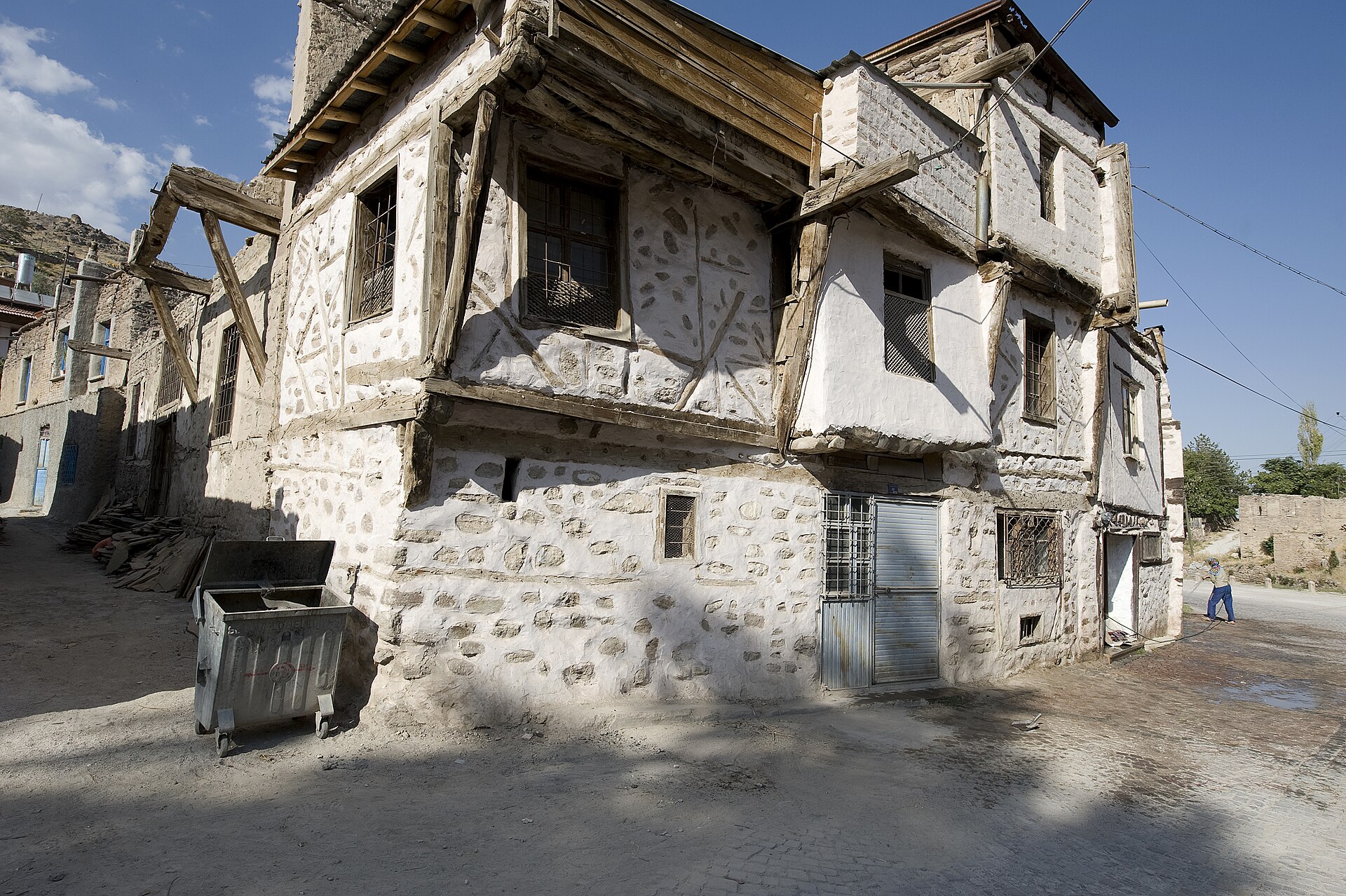 Sille taşından evler ve dar taş sokak