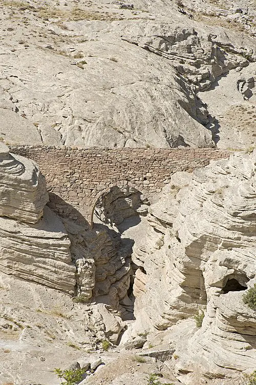 Taş köprünün kemeri ve dere yatağı